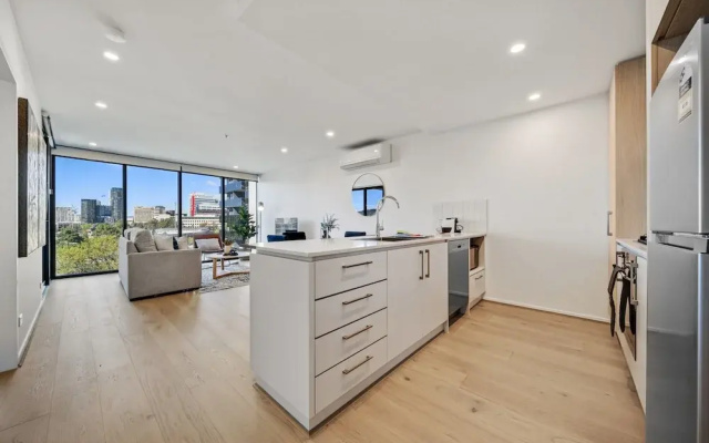 Chic 1-bed With Sophisticated Decor,