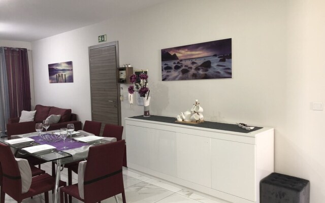 Sea View 2 Bed Apartment Close to Beach
