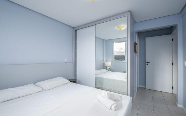 Apto com churrasqueira a 3min da praia EST403