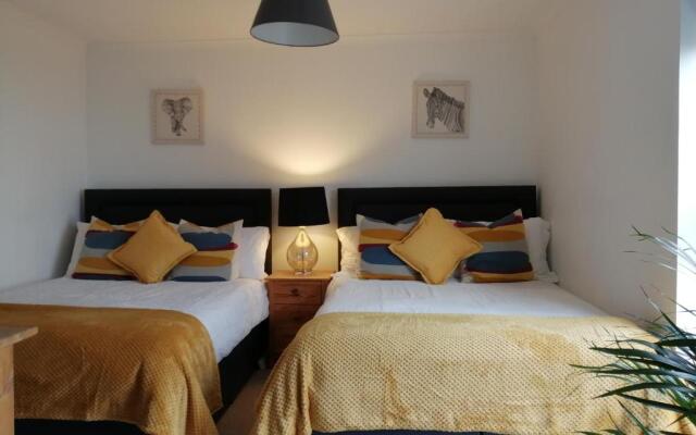 Spacious townhouse with sea views near Cardiff