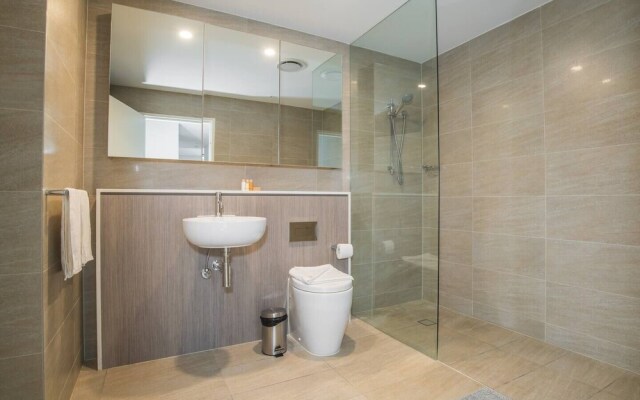 Bright & Modern! 2bed 2bath APT With Parking