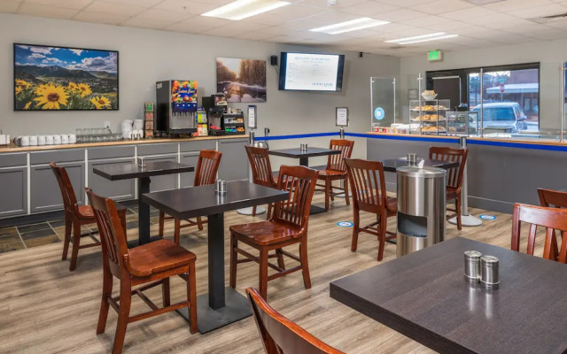 Wood River Inn & Suites