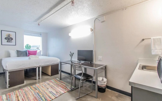 Texas State Capitol Flat- Social Living + Pool