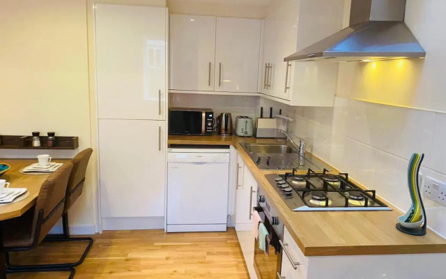 2 Bed 2 bath with Private Parking