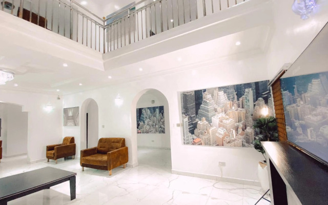 Royal Court Lounge & Boutique Hotel