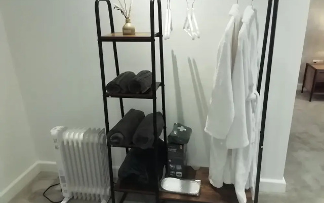 Central Guest Room - En-suite, Parking & Garden