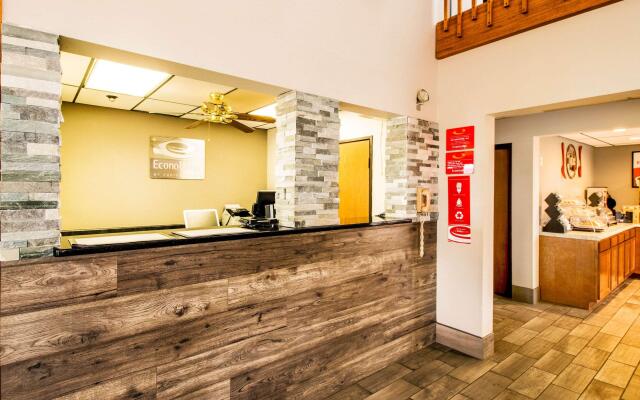 Econo Lodge Watertown