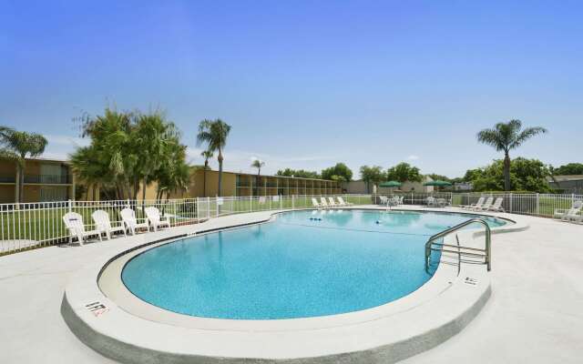 Howard Johnson by Wyndham Winter Haven FL