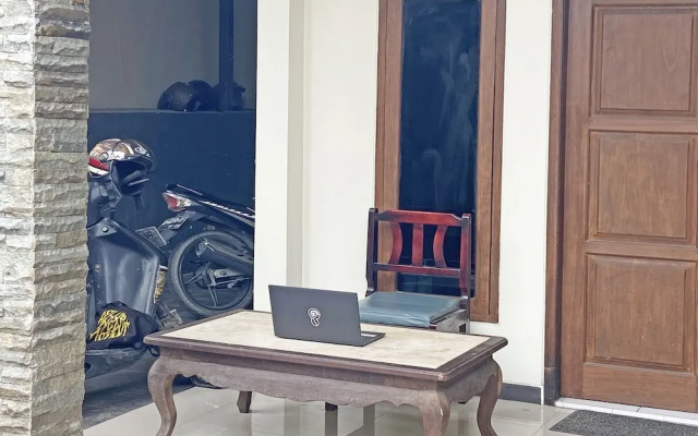 SPOT ON 92037 Jokotole 2 Homestay