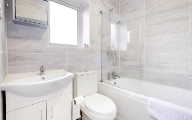3 Bedroom House with Parking in Windsor