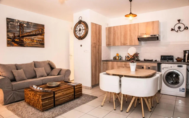 Chic apart terrace garden parking