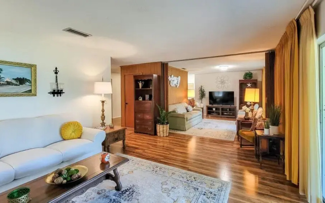 NEW Retro Relaxation in Stylish Rockledge Oasis