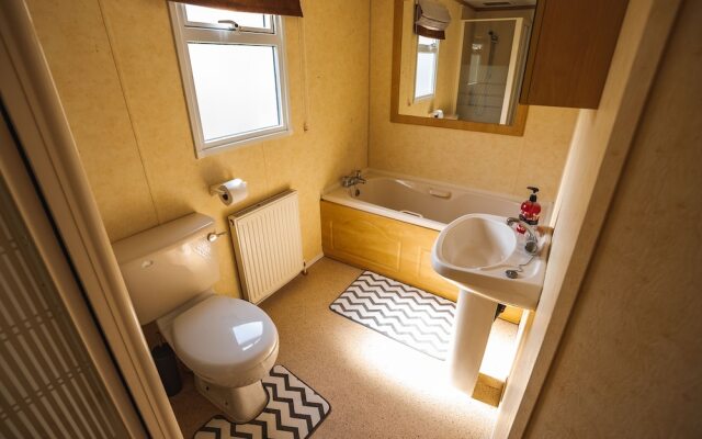 2 Bedroom Caravan in Lochlands Leisure Park