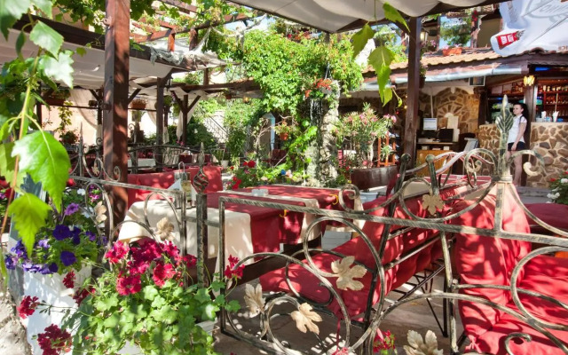 Vromos Guest House