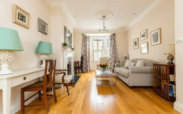 JOIVY Stunning 3 bed House Close to Westfield