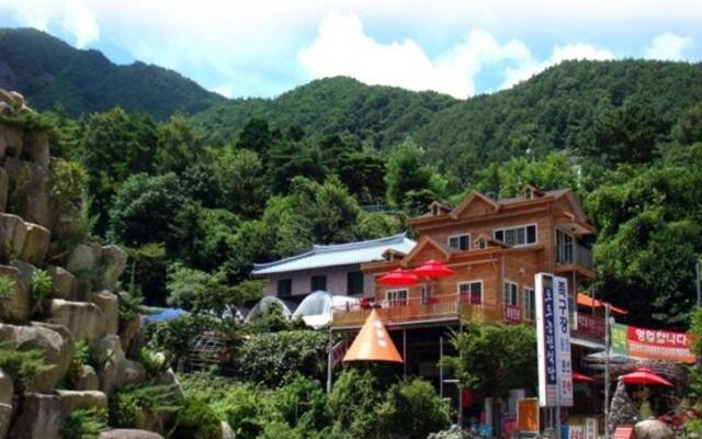 Sacheon Baegunimeomuneungot Pension