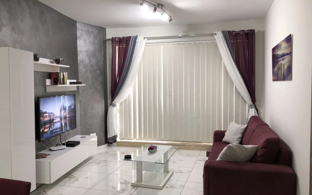 Sea View 2 Bed Apartment Close to Beach
