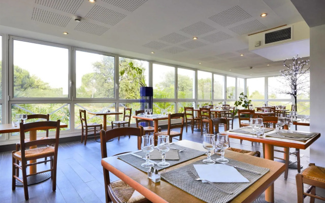 Hôtel, restaurant Kyriad Fréjus