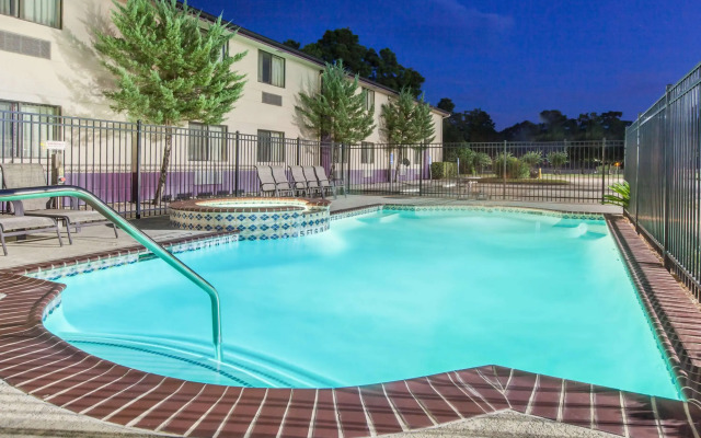 Super 8 by Wyndham Cleveland TX