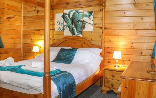 Hollies Lodge
