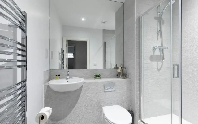 Elliot Oliver -Stylish 2 Bedroom Apartment With Parking In The Docks