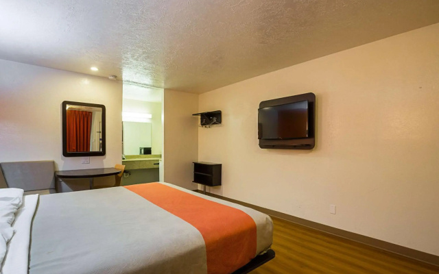 Motel 6 Madisonville, TX