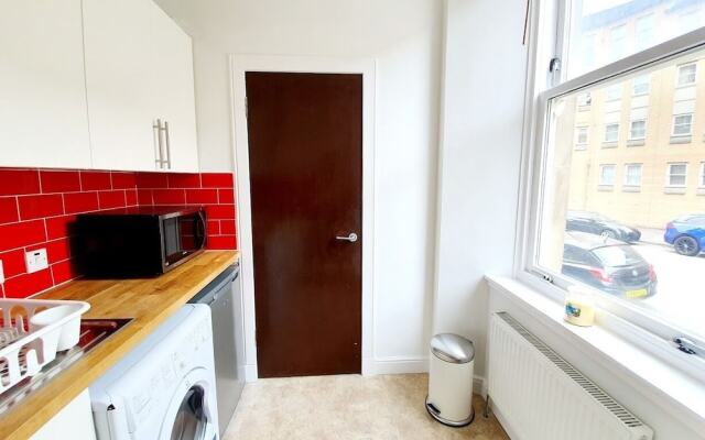 Bright Cosy Flat Close by Tourist Spots