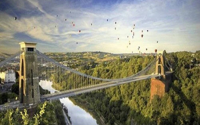 Homely Attic Apt in Central Bristol Sleeps 6