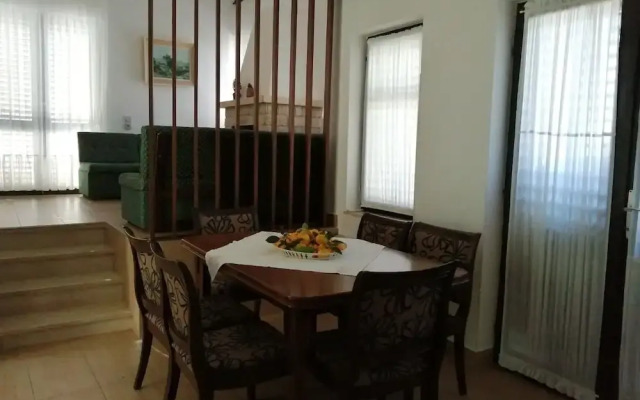 Renata - 3 Bedrooms - H
