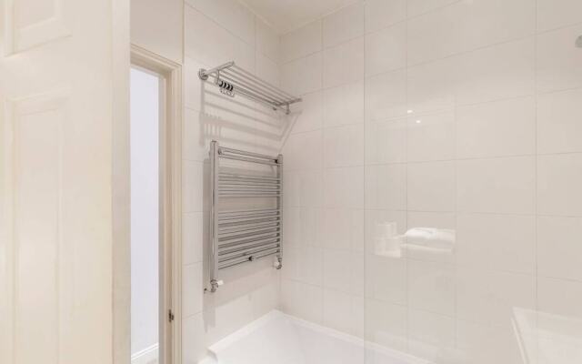 Stunning 2 Bed Apt, Sleeps 3 in Kensington