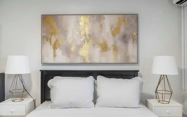 Chic City Retreat 93E
