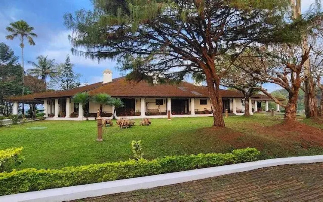 Parisons Plantation Experiences by Abad