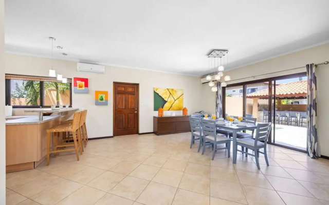 Gold Coast 4br4 5BA Villa w Privatepool Gym