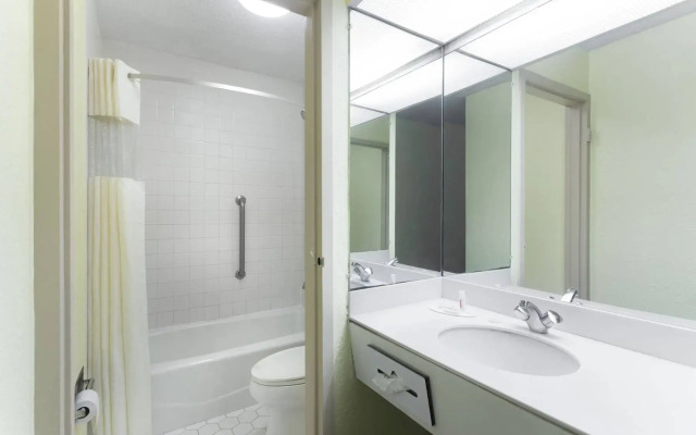 Days Inn By Wyndham Savannah Airport