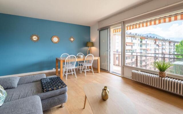 Spacious T3 apartment with a balcony near the old town