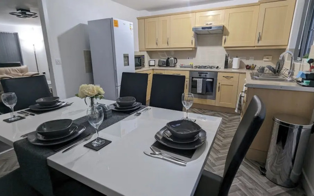 Leyland Road Retreat - 4 Bedroom House