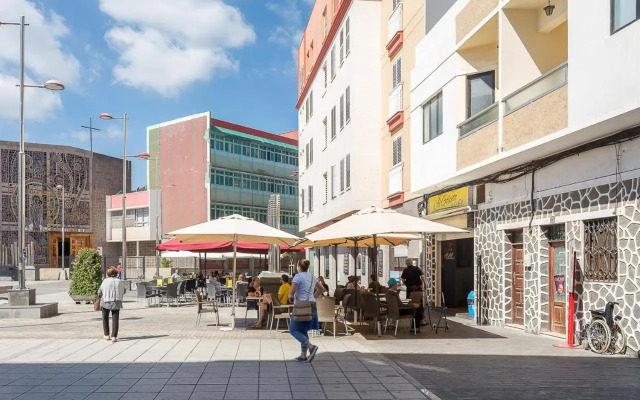 Flatguest Cicer - 3BDR + Balcony + Beach