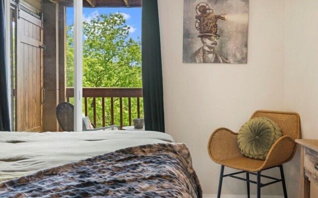 Time Traveler Suite - Private Balcony