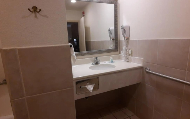 Quality Inn & Suites Grants - I-40