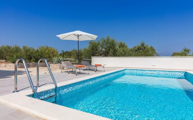 Charming Villa With Swimming Pool