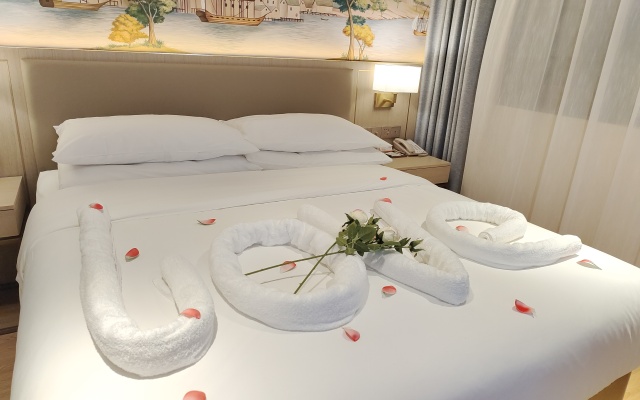 Vienna Hotel (Beihai Weizhou Island Lanqiao seaview shop)