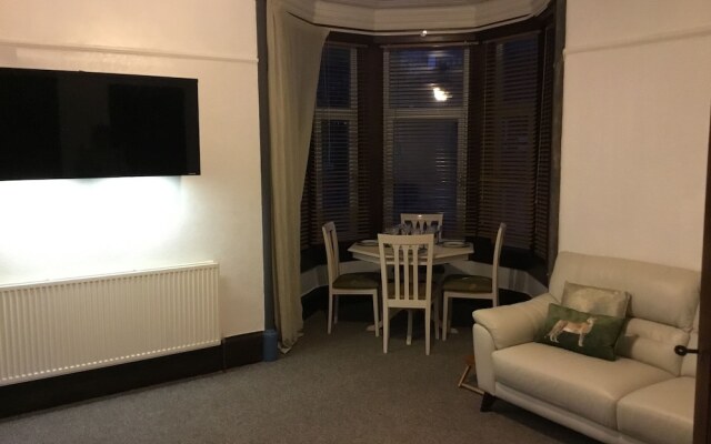 Two Bedroom Victorian Flat in the Centre of Port Glasgow Close to all Amenities