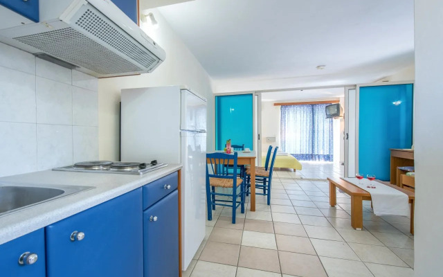 Koukounaria Hotel & Suites