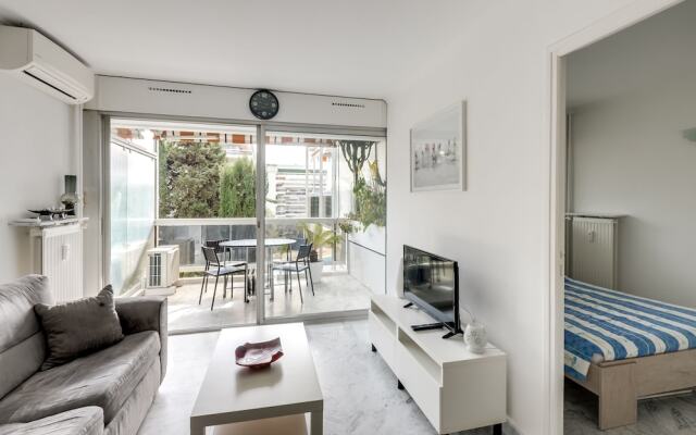 4 people apartment - AC and swimming pool by Weekome