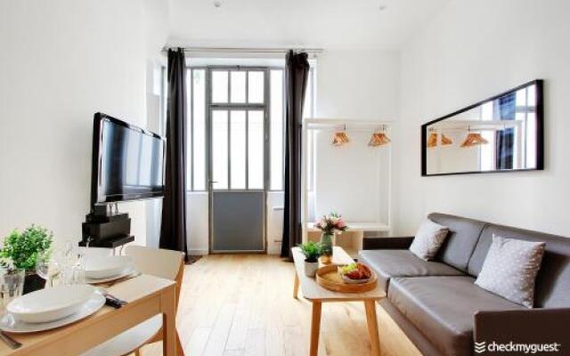 Cmg Place De La République / Magenta