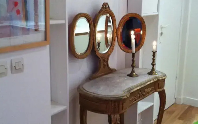 Into Paris - Louvre Apartment