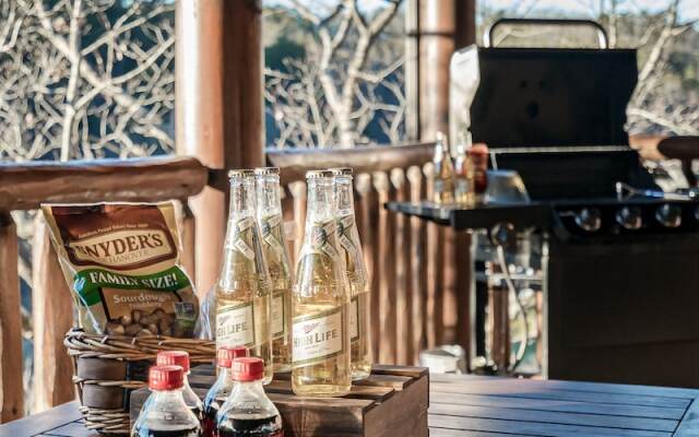 Bear Vista Retreat w HotTub Pool View