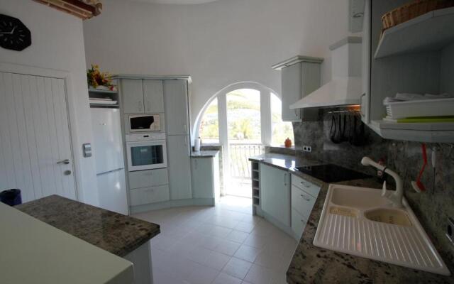 Golondrina - panoramic hillside holiday house in Moraira