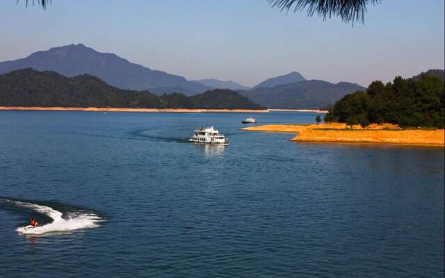 Taiping Lake Clove Garden Hotel