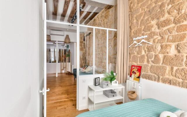 New Stunning 4 Bdrs Apt, With AC – Le Marais